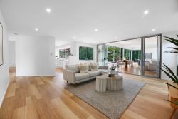 15 Umpara Cres, Mudgeeraba QLD 4213, Australia