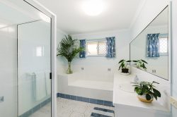 18 Vassallo Dr, Glenella QLD 4740, Australia