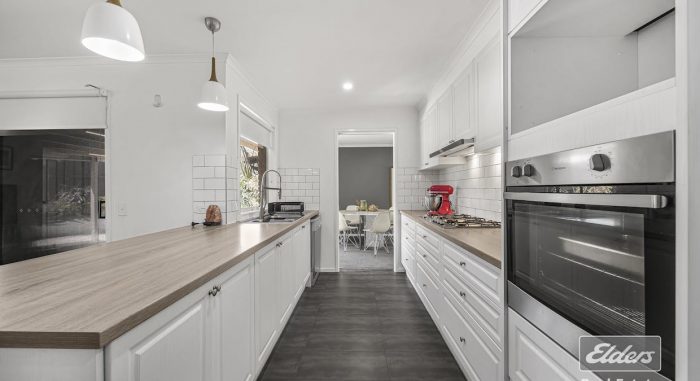 76 Whitsunday Dr, Hoppers Crossing VIC 3029, Australia