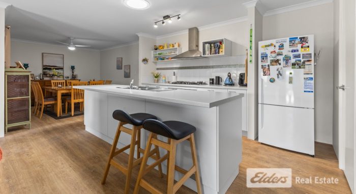 78 Barnes Ave, Australind WA 6233, Australia