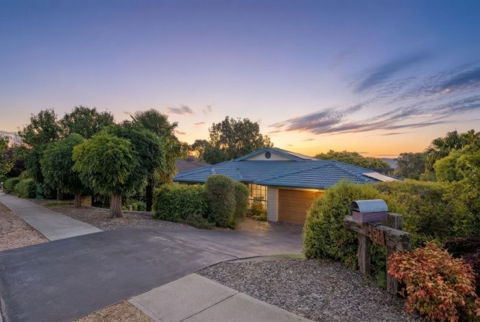 9 Carolyn Jackson Dr, Jerrabomberra NSW 2619, Australia