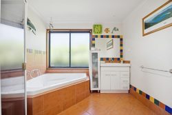 9 Carolyn Jackson Dr, Jerrabomberra NSW 2619, Australia