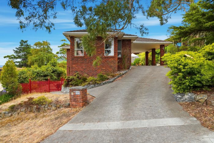 24 Cedar St, Lindisfarne TAS 7015, Australia