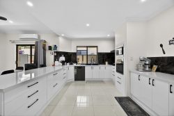 19 Hillcrest Rd, Alexander Heights WA 6064, Australia