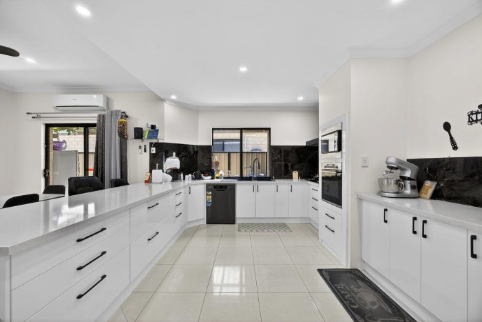 19 Hillcrest Rd, Alexander Heights WA 6064, Australia