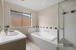 15 Jade Cct, Burwood East VIC 3151, Australia