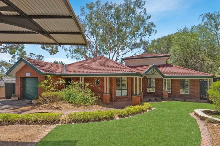 10 Kinlyside Ave, Jerrabomberra NSW 2619, Australia