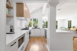 10 Kinlyside Ave, Jerrabomberra NSW 2619, Australia