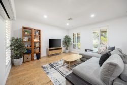 10 Kinlyside Ave, Jerrabomberra NSW 2619, Australia