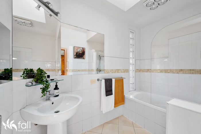 13 Malunna Rd, Lindisfarne TAS 7015, Australia