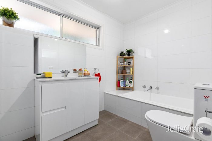 Unit 1/9 Palm Beach Cres, Mount Waverley VIC 3149, Australia