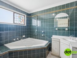 32 Parkside Dr, Charmhaven NSW 2263, Australia