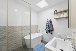 Unit 1/240 Cresthaven Ave, Bateau Bay NSW 2261, Australia