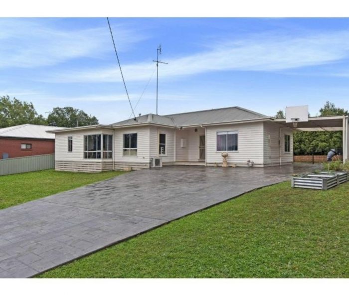 12 Westacott St, Hamilton VIC 3300, Australia