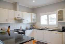 12 Westacott St, Hamilton VIC 3300, Australia