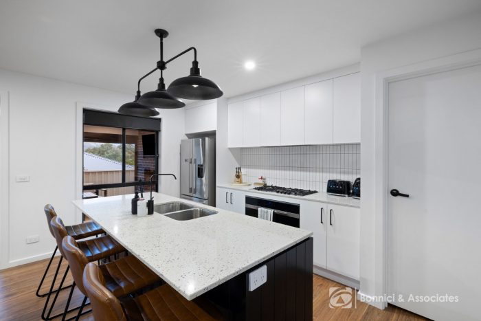 10 Avenel Cct, Wodonga VIC 3690, Australia