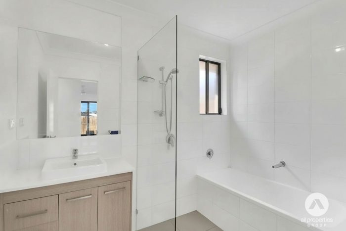 4 Bruce St, Gleneagle QLD 4285, Australia
