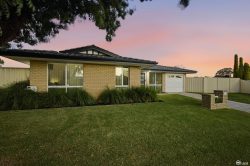 2 Chisholm Cir, Seville Grove WA 6112, Australia
