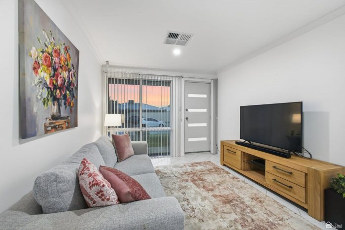 2 Chisholm Cir, Seville Grove WA 6112, Australia