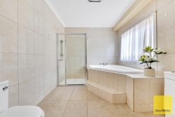 10 Cityview Cres, Tarneit VIC 3029, Australia