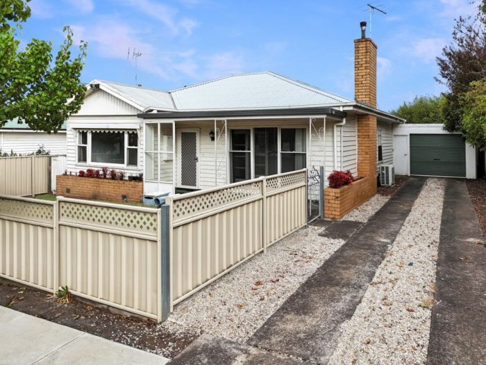 11 Dickens St, Hamilton VIC 3300, Australia