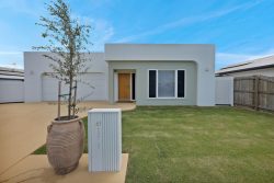 61 Regal Cct, Beaconsfield QLD 4740, Australia