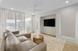 61 Regal Cct, Beaconsfield QLD 4740, Australia