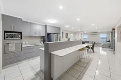 85 Gingham St, Glenella QLD 4740, Australia