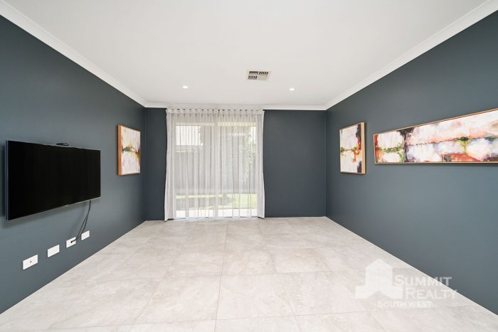 146 Grand Entrance, Australind WA 6233, Australia