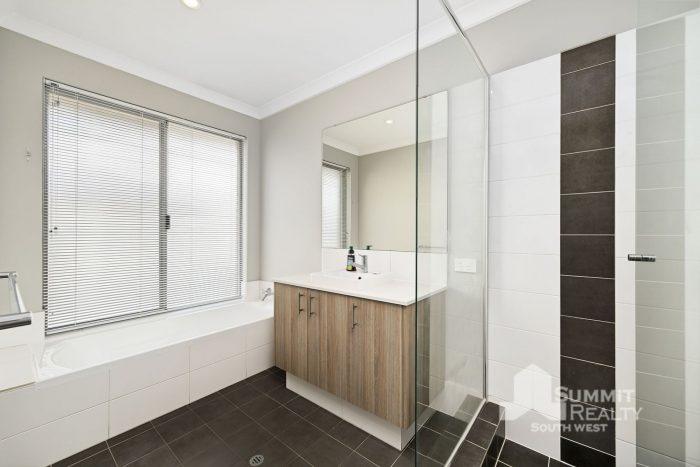 146 Grand Entrance, Australind WA 6233, Australia