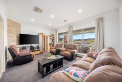 5 Highbar St, Karabar NSW 2620, Australia