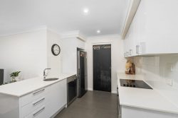 Unit 2/3 Portelli Ave, Kariong NSW 2250, Australia
