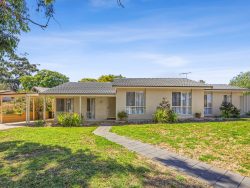 22 Lynlee Cres, Huntfield Heights SA 5163, Australia