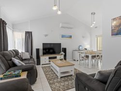 22 Lynlee Cres, Huntfield Heights SA 5163, Australia