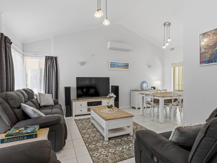 22 Lynlee Cres, Huntfield Heights SA 5163, Australia