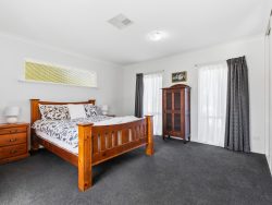 22 Lynlee Cres, Huntfield Heights SA 5163, Australia