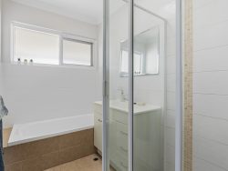 22 Lynlee Cres, Huntfield Heights SA 5163, Australia