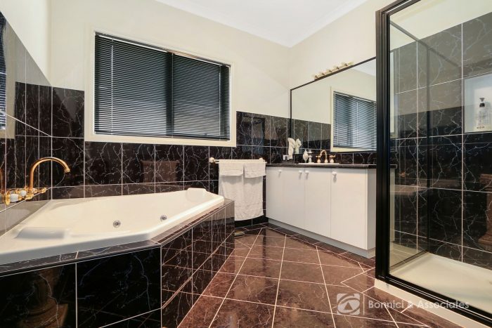 8 Nedlands Cl, West Wodonga VIC 3690, Australia