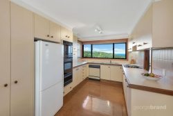 42 Bellevue Cres, North Avoca NSW 2260, Australia