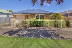 Unit 1/3 Roberts St, Hamilton VIC 3300, Australia