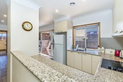 Unit 1/3 Roberts St, Hamilton VIC 3300, Australia