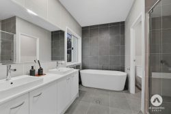 16 Trinity Pl, Gleneagle QLD 4285, Australia