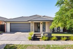 35 Wheatley Parade, Mickleham VIC 3064, Australia