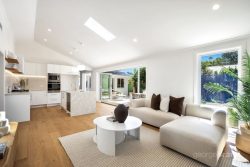 8 Compass Cl, Bateau Bay NSW 2261, Australia