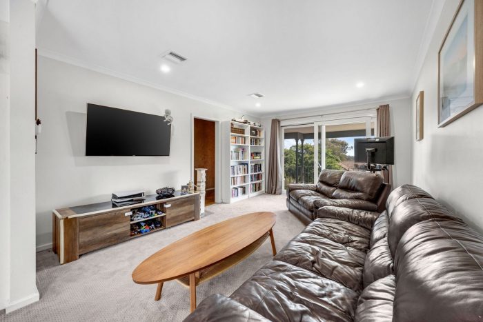 19 Bendora Ave, Crestwood NSW 2620, Australia