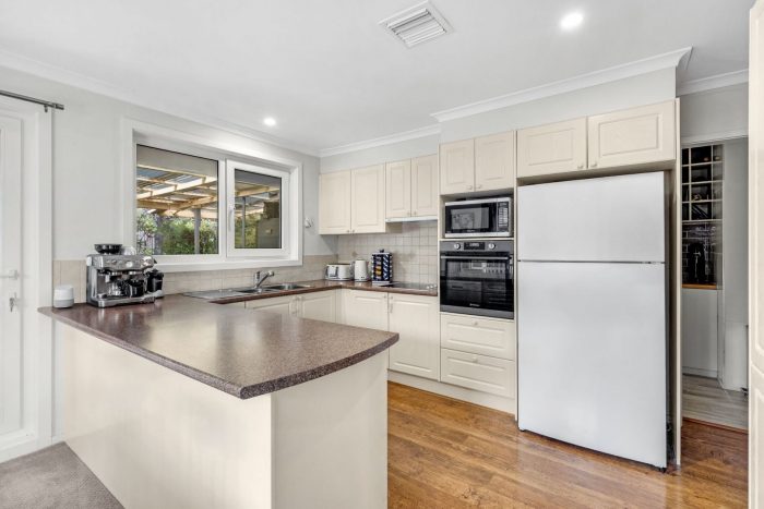 19 Bendora Ave, Crestwood NSW 2620, Australia
