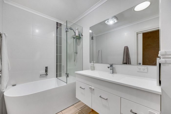 19 Bendora Ave, Crestwood NSW 2620, Australia