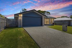 24 Bradman Wy, Urangan QLD 4655, Australia