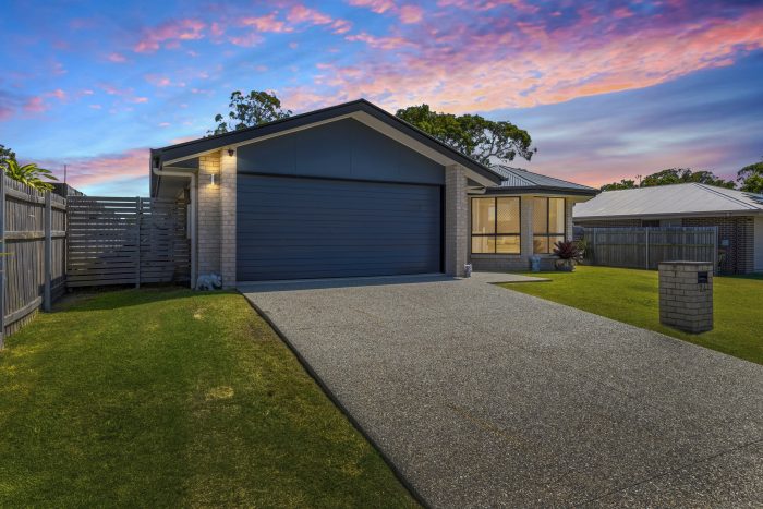 24 Bradman Wy, Urangan QLD 4655, Australia