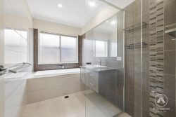 10 Girraween St, Pimpama QLD 4209, Australia